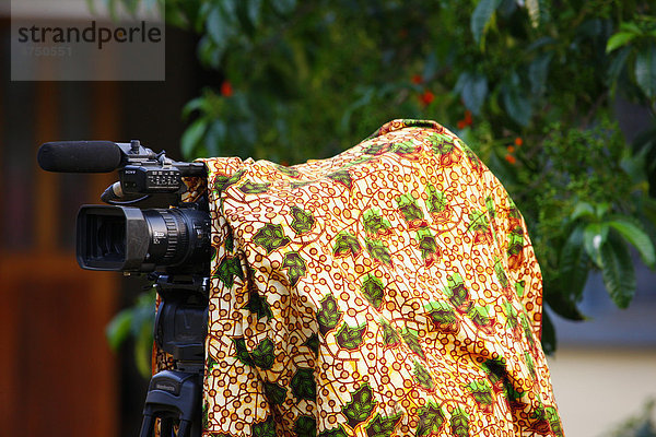 Verhüllter Kameramann  Bukoba  Kagera Region  Tansania  Afrika