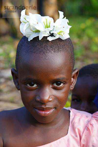 Mädchen  10 Jahre  mit Blumen auf dem Kopf  Kamachumu  Kagera Region  Tansania  Afrika