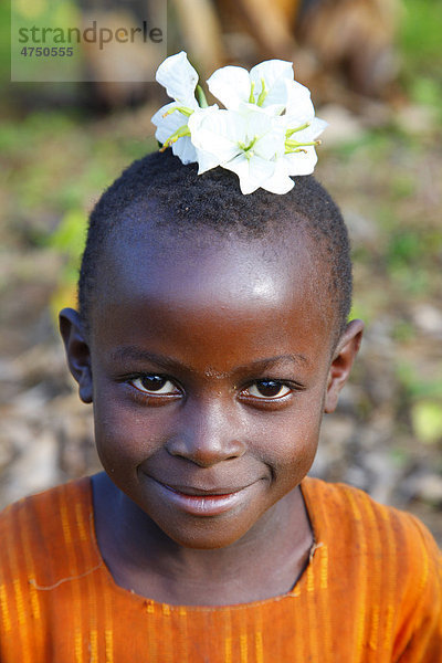 Mädchen mit Blumen auf dem Kopf  Kamachumu  Kagera Region  Tansania  Afrika