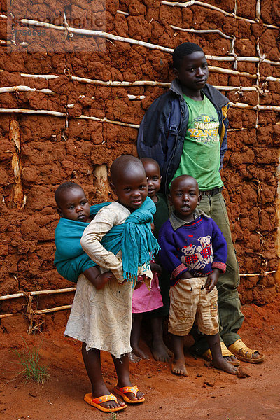 Kinder  vierjähriges Mädchen mit Kleinkind am Rücken  Nshamba  Kagera Region  Tansania  Afrika