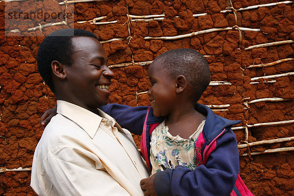 Mann mit Kind auf dem Arm  Nshamba  Kagera Region  Tansania  Afrika