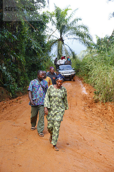 Menschen gehen auf einer Piste durch den Urwald  Bamenda  Kamerun  Afrika