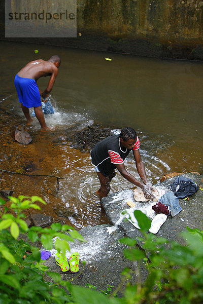 Jugendliche waschen ihre Jeans im Bach  Bamenda  Kamerun  Afrika