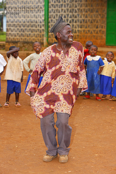 Lehrer tanzt mit seinen Schülern  Grundschule  Bamenda  Kamerun  Afrika