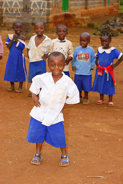 Schüler  6 Jahre  in Schuluniform  tanzt vor  Grundschule  Bamenda  Kamerun  Afrika