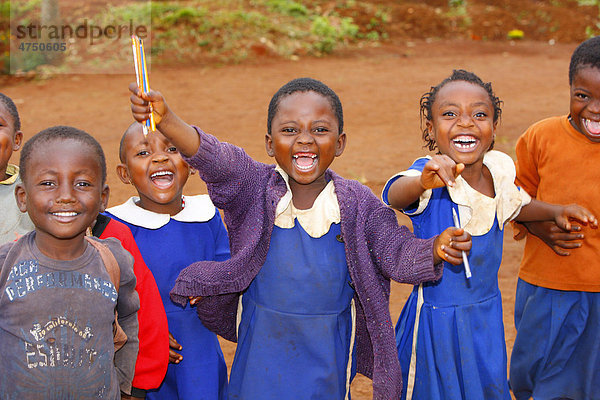 Schüler  7 Jahre  in Schuluniform  freuen sich  Grundschule  Bamenda  Kamerun  Afrika