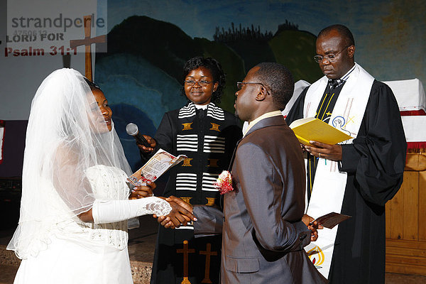 Brautpaar gibt sich das Eheversprechen  Hochzeit  Bamenda  Kamerun  Afrika