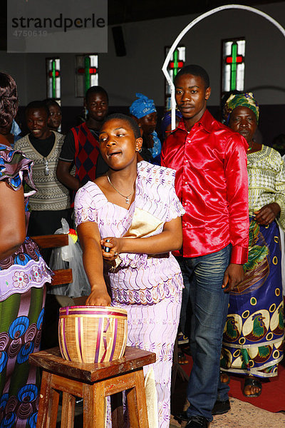 Frau während der Kollekte  Hochzeit  Bamenda  Kamerun  Afrika