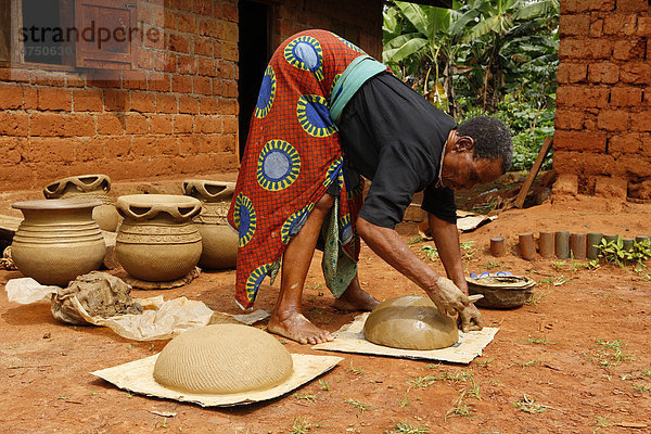 Frau bei Herstellung traditioneller Töpferware  Babessi  Kamerun  Afrika