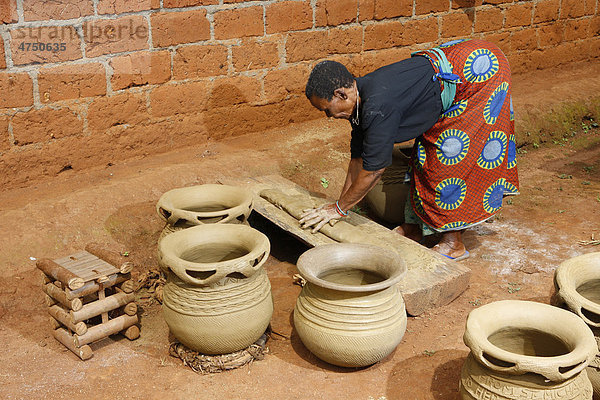 Frau bei Herstellung traditioneller Töpferware  Babessi  Kamerun  Afrika