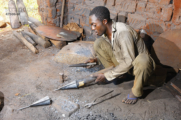 Schmied bearbeitet Altmetall zu Musikinstrument  Babungo  Kamerun  Afrika