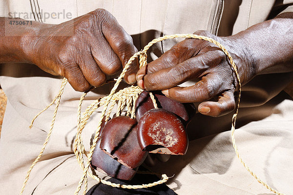 Herstellung von traditionellen Fuß- und Handrasseln  Juju Rattles aus Uyot  Bafut  Kamerun  Afrika