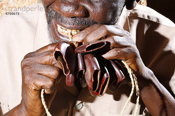 Mann bei der Herstellung von traditionellen Fuß- und Handrasseln  Juju Rattles aus Uyot  Bafut  Kamerun  Afrika