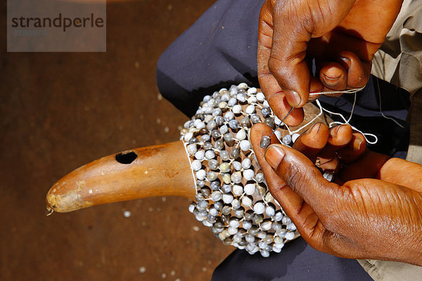 Herstellung von traditionellen Handrasseln  Juju Rattles aus Kalebassen  Bafut  Kamerun  Afrika