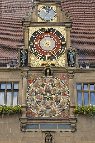 Kunstuhr mit astronomischer Uhr und Mondphasenuhr von Isaak Habrecht am Rathaus von Heilbronn  Baden-Württemberg  Deutschland  Europa