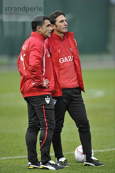 Trainer Bruno LABBADIA  VfB Stuttgart  rechts  mit Co-Trainer Eddy SOEZER  VfB Stuttgart  links