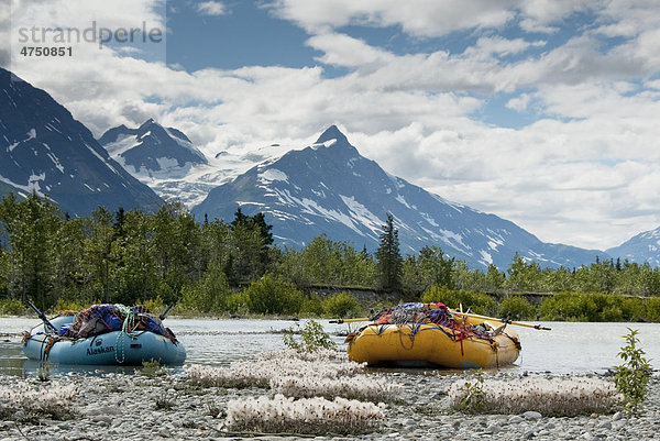 Rafts gepackt mit Getriebe an der Küste des Tatshenshini River  Tatshenshini-Alsek Provincial Park  British Columbia  Kanada  Sommer