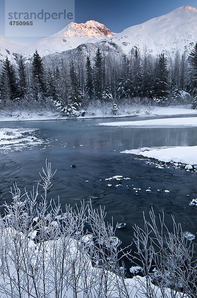 Erstes Licht trifft auf einen Spitzenwert in Portage Valley  Chugach National Forest  Südalaska  Winter