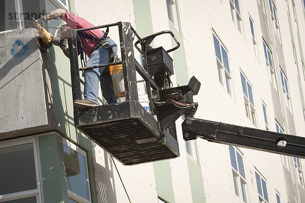 Männliche Arbeitnehmer installiert Abstellgleis bei der Renovierung von McKinley Tower aprtments (ehemals MacKay-Gebäude) in der Innenstadt von Anchorage  Südalaska  Sommer