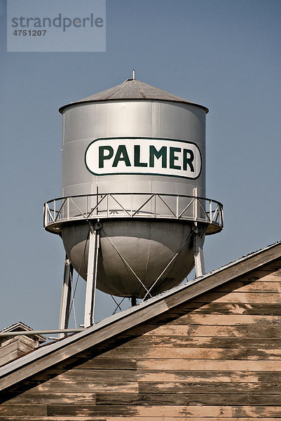 Berühmte Palmer Wasserturm steht über Gebäude in Palmer  Mat-Su Valley  Südalaska  Sommer