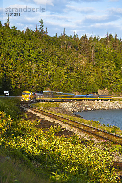 Eine Alaska Railroad Personenzug Runden Ecke entlang Turnagain Arm in der Nähe von Bird Creek  Südalaska  Sommer