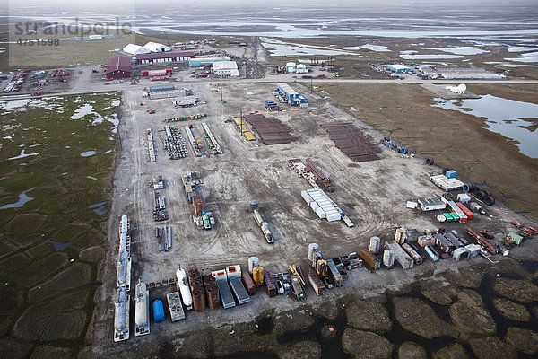 Luftaufnahme der inszenierten Ölbohrungen Versorgungsgüter und Ausrüstungsgegenstände in der Prudhoe Bay Ölfeld  Arktis Alaska  Sommer