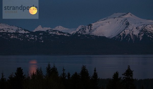 Blick auf einen Vollmond über Kachemak Bay in der Nähe von Homer  Kenai-Halbinsel  Südalaska  Frühling