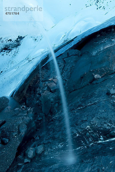Nahaufnahme von schmelzendem Eis Wasser gießt aus Colony Gletscher  Südalaska  Herbst