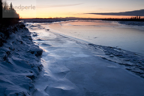 Ansicht von gefrorenem Eis entlang der Knik River bei Sonnenuntergang  Südalaska  Winter