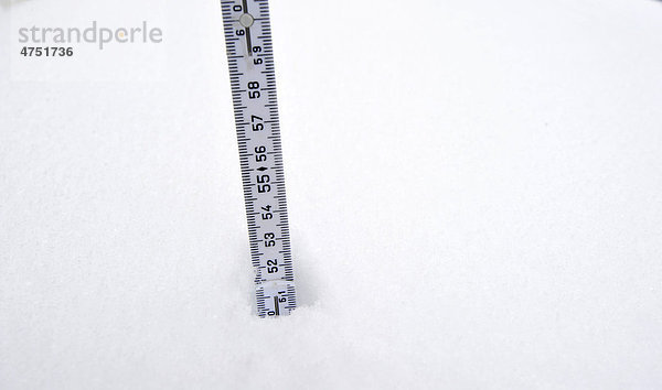 Meterstab in Schnee  Messung der Schneehöhe