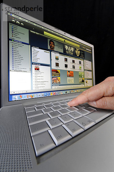 Apple iTunes  Online-Shopping Portal für Musik  auf Notebook Display  Dock  Menüleiste