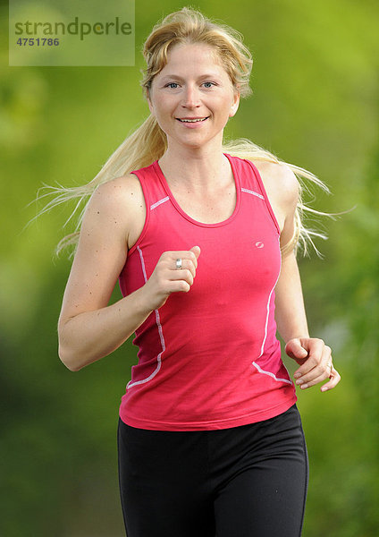 Junge Frau beim Jogging
