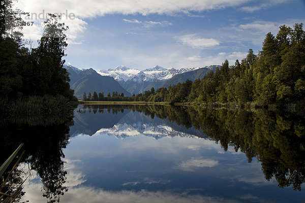 Die südlichen Alpen mit Mt. Cook und Mt. Tasman werden im Wasser des Lake Matheson reflektiert  Westküste  Südinsel  Neuseeland