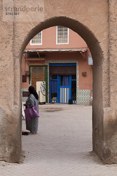 Durchgang in der Altstadt von Marrakesch  Marokko  Afrika