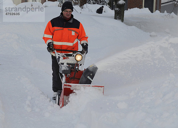 Schneeräumung mit Schneefräse  Ystad  Provinz SkÂne  Schweden  Europa