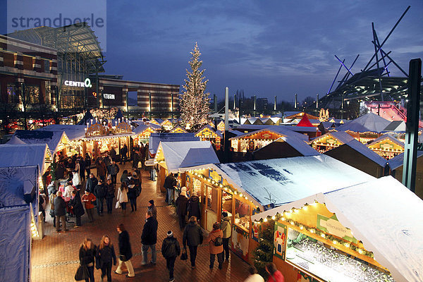 Abendlicher Weihnachtsmarkt am Einkaufszentrum CentrO  Oberhausen  Nordrhein-Westfalen  Deutschland  Europa