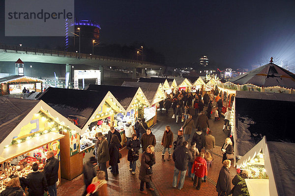 Abendlicher Weihnachtsmarkt am Einkaufszentrum CentrO  Oberhausen  Nordrhein-Westfalen  Deutschland  Europa