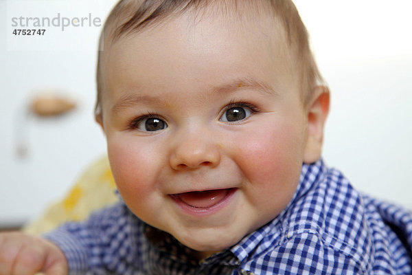 Kleiner Junge  6 Monate  lächelt  Portrait  Deutschland  Europa