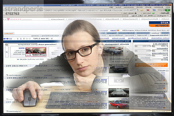 Junge Frau sitzt am Computer  surft im Internet  auf einer Seite für den Online-Kauf und -Verkauf von Autos  Autoscout 24.de  Blick aus dem Computer  Symbolbild