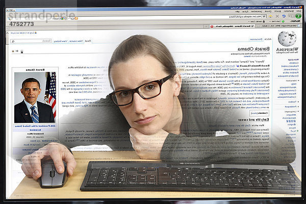 Junge Frau sitzt am Computer  surft im Internet  recherchiert auf der englischen Seite des Onlinelexikons Wikipedia  Blick aus dem Computer  Symbolbild