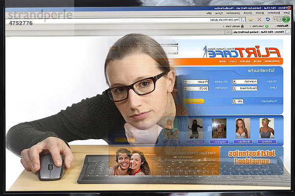 Junge Frau sitzt am Computer  surft im Internet  Kontaktbörse  Flirtportal  Blick aus dem Computer  Symbolbild