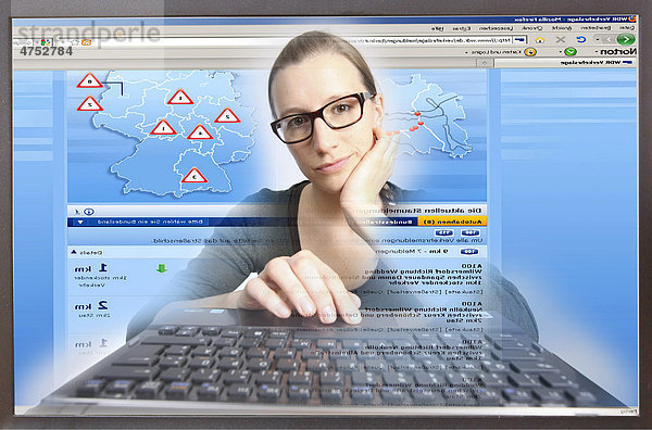Junge Frau sitzt am Computer  surft im Internet  Seite mit Verkehrshinweisen und Staumeldungen  Verkehrsprognosen  WDR online  Blick aus dem Computer  Symbolbild