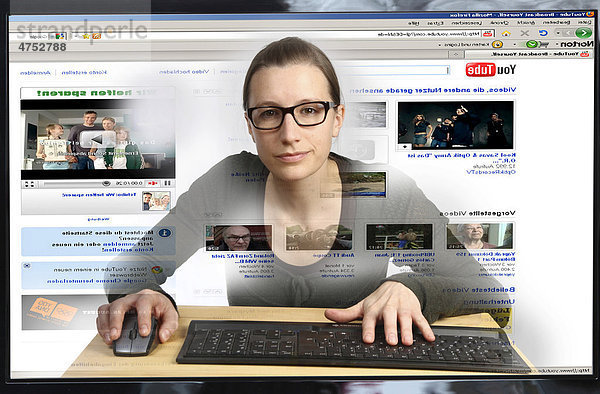 Frau am Computer  surft im Internet  sieht sich ein Video auf YouToube an  Blick aus dem Computer  Symbolbild