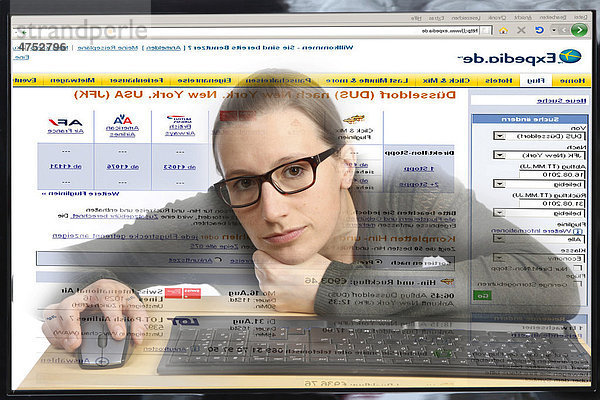 Junge Frau am Computer  surft im Internet  bucht eine Reise auf einem Online Reiseportal  Expedia  Blick aus dem Computer  Symbolbild