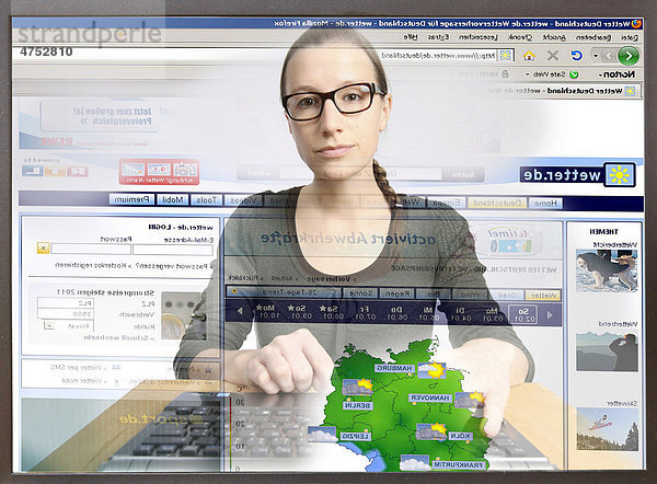Junge Frau sitzt am Computer  surft im Internet  Wettervorhersage  Wetter.de  Blick aus dem Computer  Symbolbild