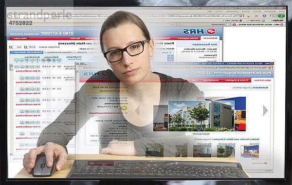Junge Frau sitzt am Computer  surft im Internet  bucht eine Reise  Hotel  auf einem Online Reiseportal  HRS  Hotel Reservierungs Portal  Blick aus dem Computer  Symbolbild