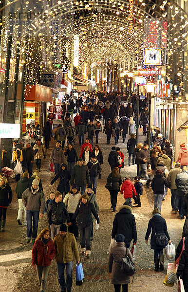 Weihnachtsdekoration  Limbecker Straße  Einkaufsstraße  Fußgängerzone in der Innenstadt von Essen  Nordrhein-Westfalen  Deutschland  Europa