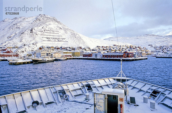Einfahrt des Hurtigruten Schiffs MS Polarlys nach Honningsvag  auf der Nordkap Insel  Norwegen  Europa