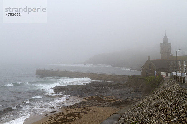 Nebel an der Küste von Porthleven  Cornwall  England  Großbritannien  Europa