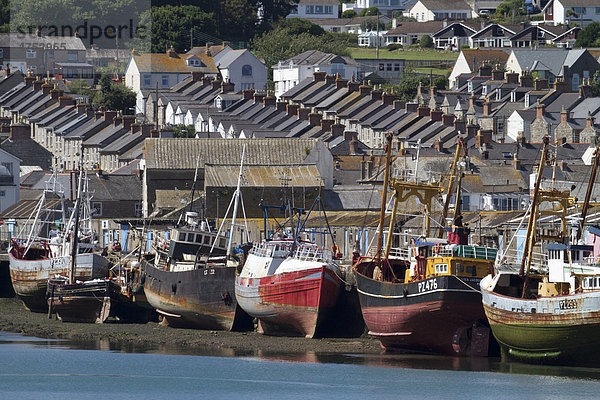 Fischerboote auf dem Trockenen im Hafen von Newlyn  Cornwall  England  Großbritannien  Europa